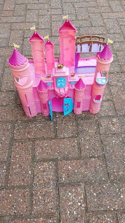 Photo of free Barbie Castle (L25) #1