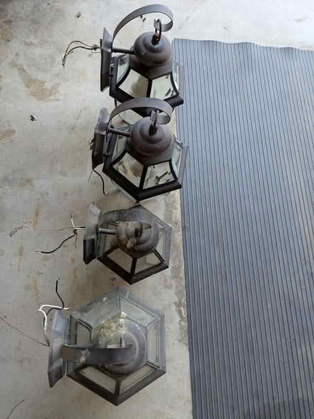 Photo of free Exterior lights (141 & Big Bend, Valley Park) #2