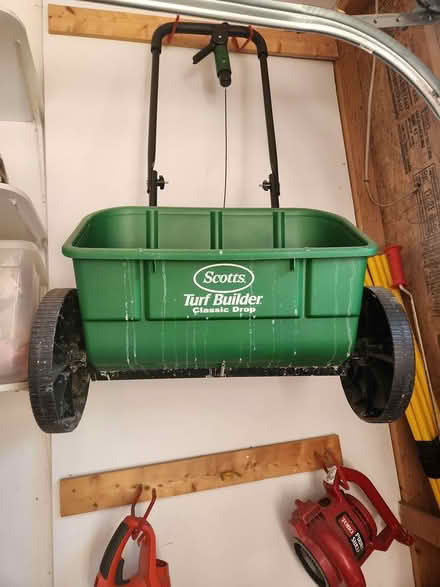Photo of free Scott's fertilizer spreader (southeast Fort Collins) #1