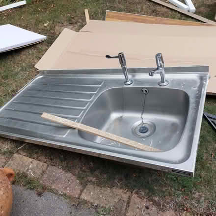 Photo of free sink and taps (Fords Farm RG31) #1