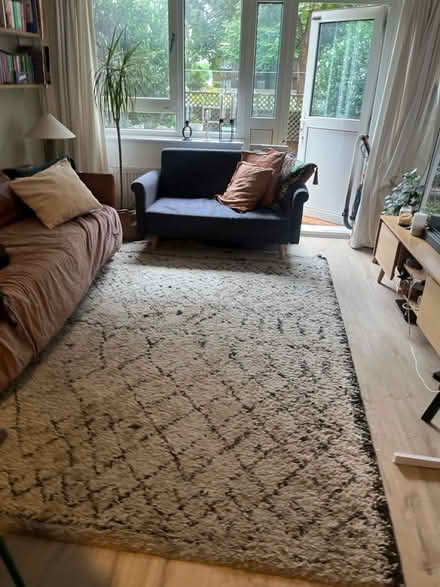 Photo of free large off white rug (London fields E8) #2