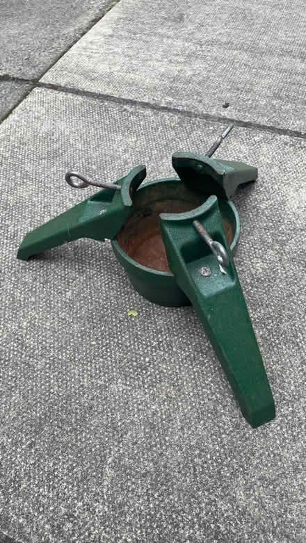 Photo of free Christmas tree stand (Sale M33) #1