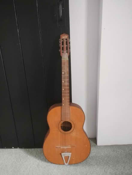 Photo of free Guitar (Orwell SG8) #3