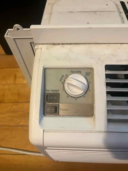 Photo of free LG 5,000BTU air conditioner - works (Arlington Heights) #2