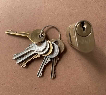 Photo of free Yale lock & 6 keys M/head River Area. (windsor-maidenhead-freegle CGA SL6) #1