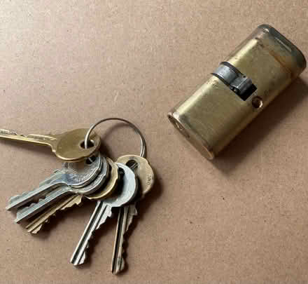 Photo of free Yale lock & 6 keys M/head River Area. (windsor-maidenhead-freegle CGA SL6) #2