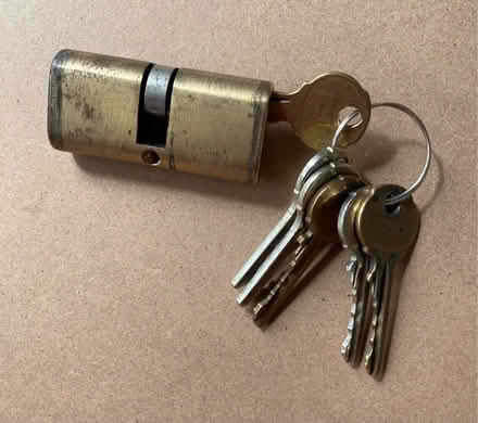 Photo of free Yale lock & 6 keys M/head River Area. (windsor-maidenhead-freegle CGA SL6) #3