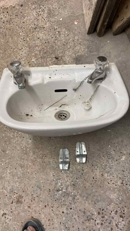 Photo of free Small wash basin (Hasting TN34) #1