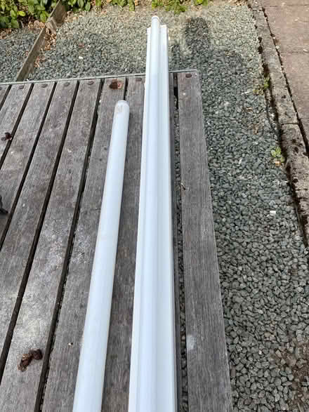 Photo of free 5ft Florescent light with tube (Llanbister Road) #1