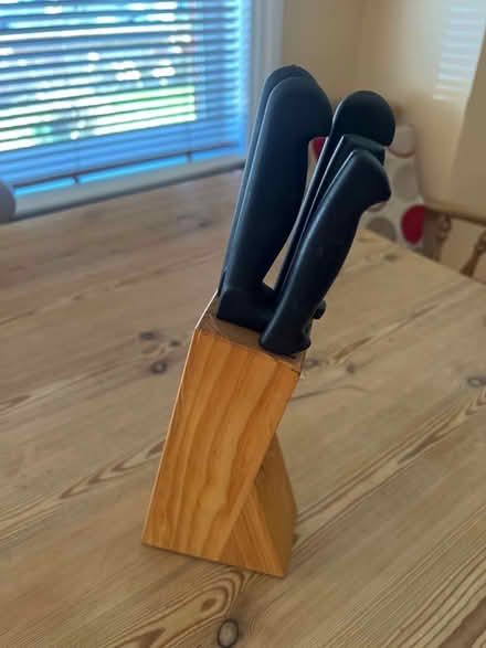 Photo of free Knife block with 5 knives MUST BE OVER 18 to collect (GU14) #2