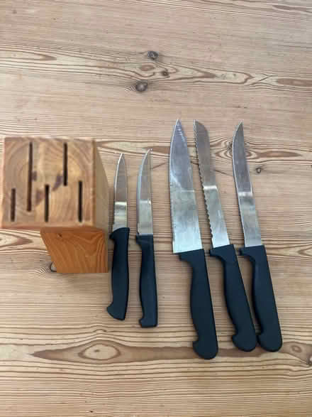 Photo of free Knife block with 5 knives MUST BE OVER 18 to collect (GU14) #1