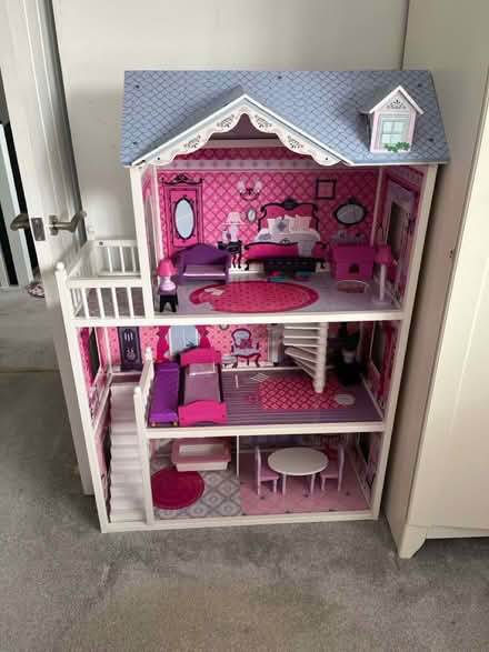 Photo of free Girls large dolls house (WS3 Pelsall) #1