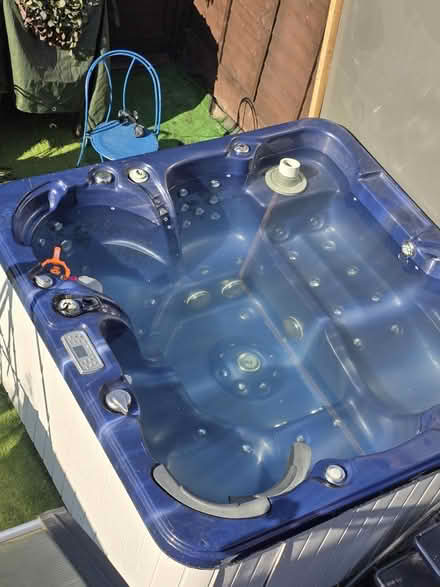 Photo of free Large 3kw hot tub (SY7) #1