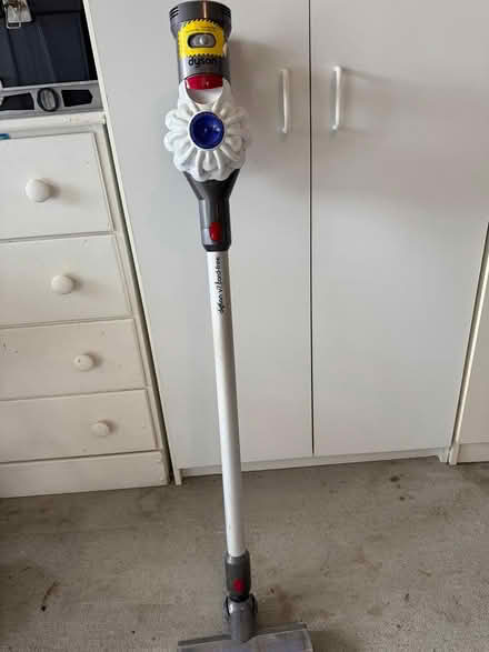 Photo of free non-functioning Dyson stick vaccuum (Orléans) #1
