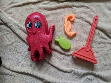 Photo of free job lot of bath toys and beach toys (Old Woking GU22) #2