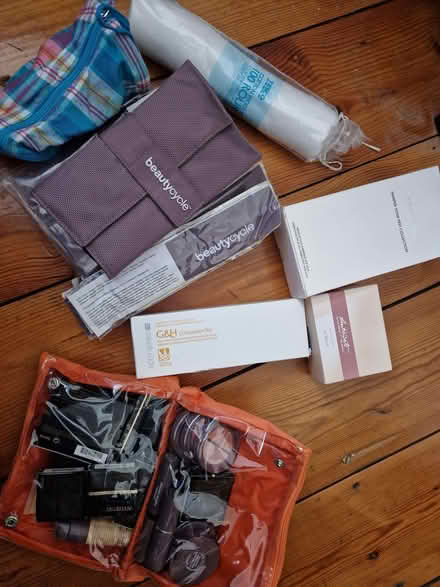 Photo of free Make up and brushes (GU12) #1
