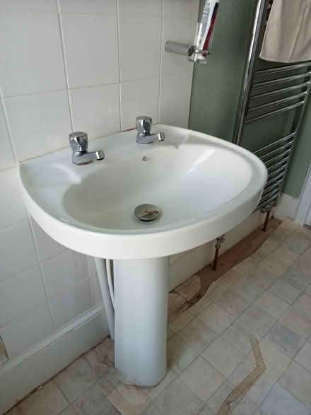 Photo of free Basin and pedestal (Torquay - Torre) #1