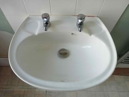 Photo of free Basin and pedestal (Torquay - Torre) #2