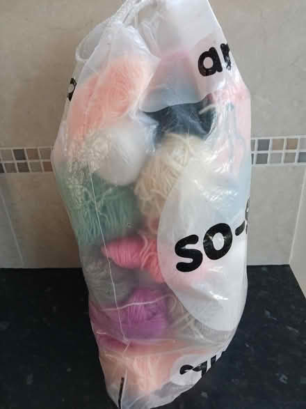 Photo of free A bag of assorted wool (Southdown BA2) #1