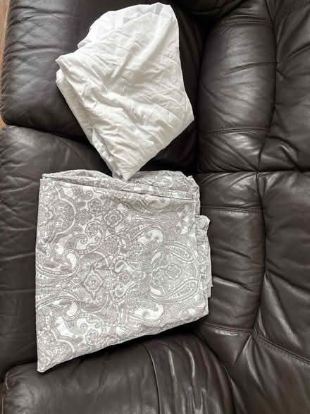 Photo of free Double duvet cover and fitted sheet (Shirley CR0) #1