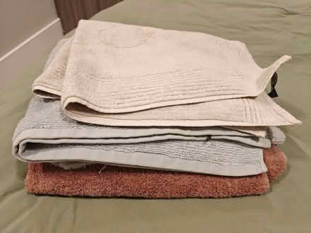 Photo of free 2 x bath / shower towels and mat (Golders Green NW11) #1