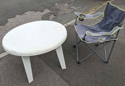 Photo of free round white plastic camping table with short legs (Oxford OX4) #2