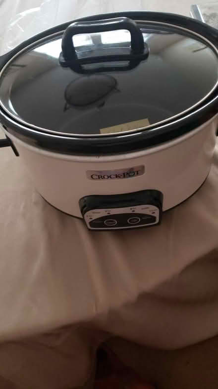Photo of free crock pot like new (Far Rockaway, Queens) #1