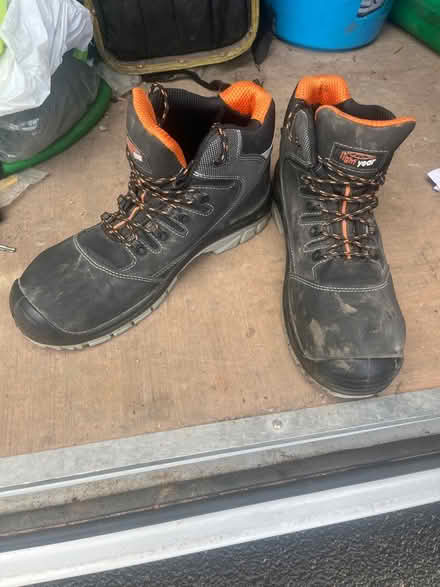 Photo of free Size 12 practically new work boots (BB3) #4