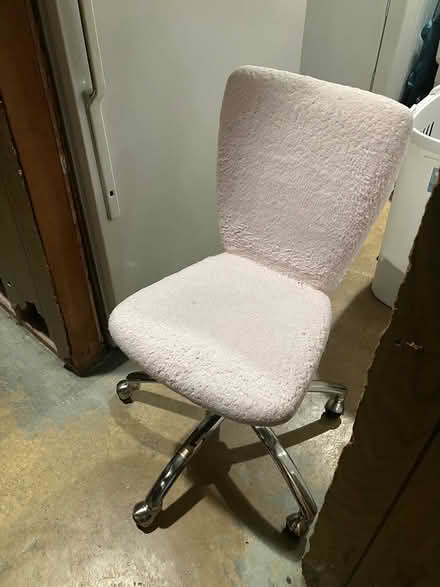 Photo of free Soft pink Desk chair (Fort Washington) #2
