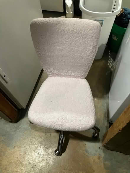Photo of free Soft pink Desk chair (Fort Washington) #1