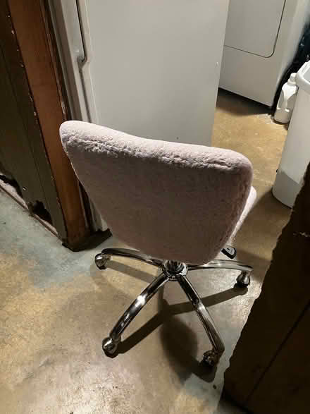Photo of free Soft pink Desk chair (Fort Washington) #3