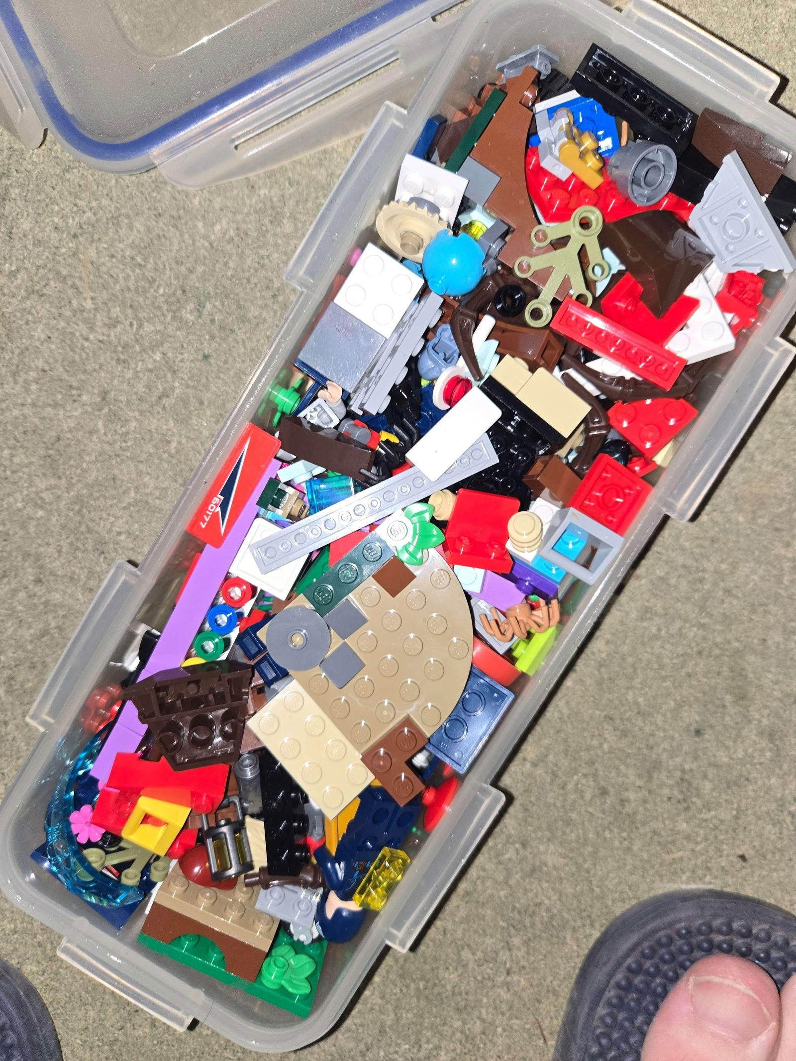 Free: Small box of Lego bits and pieces (Kemsing TN15) - Sevenoaks Freegle