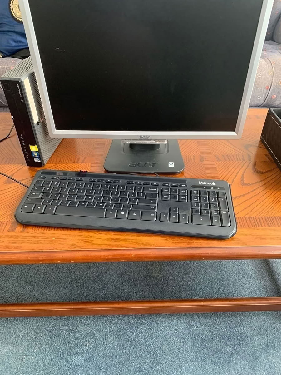 Free: Desktop computer monitor+ (Scarborough area)