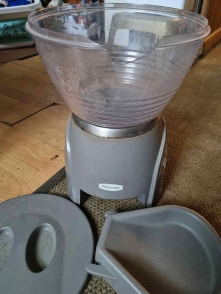 Photo of free Petmate automatic pet feeder (Upper Wellsway) #2