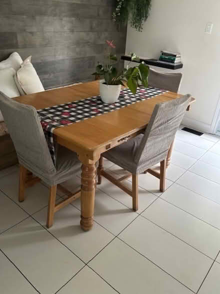 Photo of free À donner : table, chaises, meuble (route 650 E Casselman) #1
