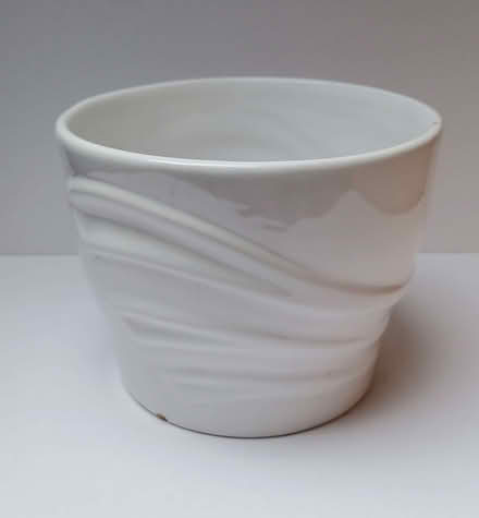 Photo of free White glazed plantpot-holder - small chip to rim (Primrose LA1) #1