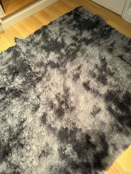Photo of free Grey rug, fluffy, great condition (Earls Court SW5) #1