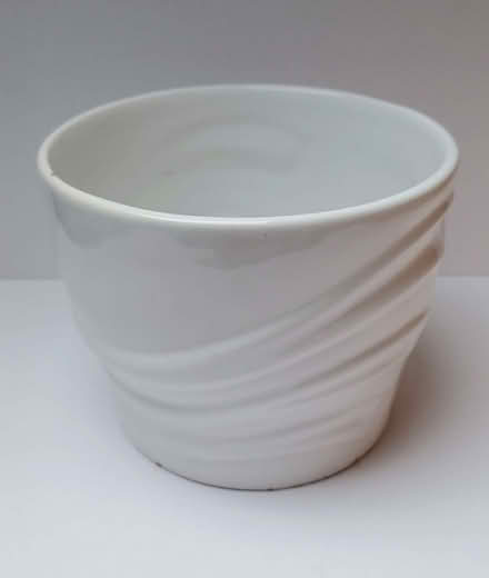 Photo of free White glazed plantpot-holder - small chip to rim (Primrose LA1) #2