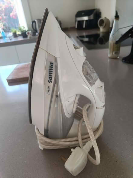 Photo of free Philips steam iron (Edinburgh EH5) #1