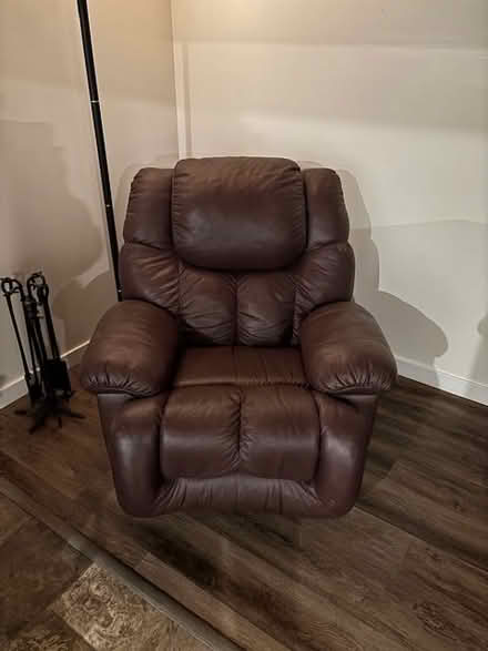 Photo of free À donner : table, chaises, meuble (route 650 E Casselman) #2