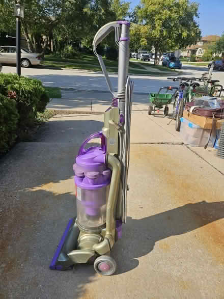 Photo of free Dyson vacuum (171st & Central Tinley Park) #1
