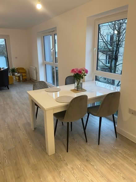 Photo of free White extendable table (Mill Hill NW7) #4