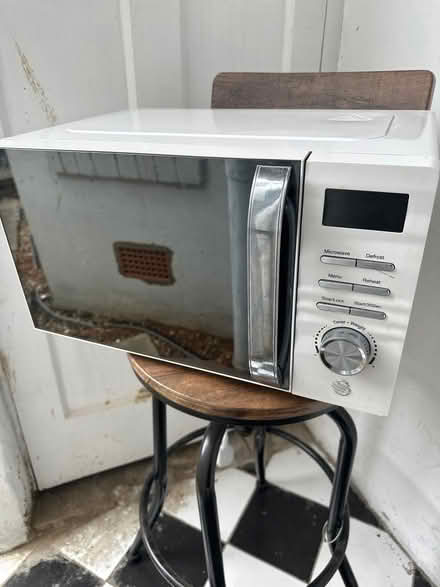 Photo of free Microwave (Waverley Road. SE187TJ) #1