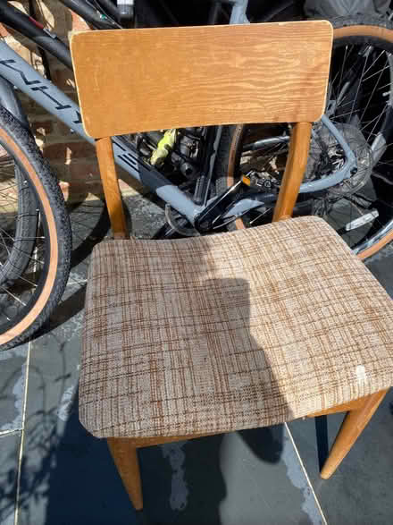 Photo of free 1 chair and 2 unrelated cushions (Temple Street OX4) #3