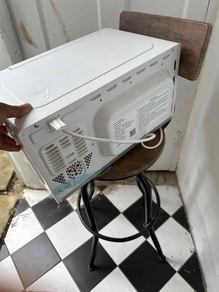 Photo of free Microwave (Waverley Road. SE187TJ) #4
