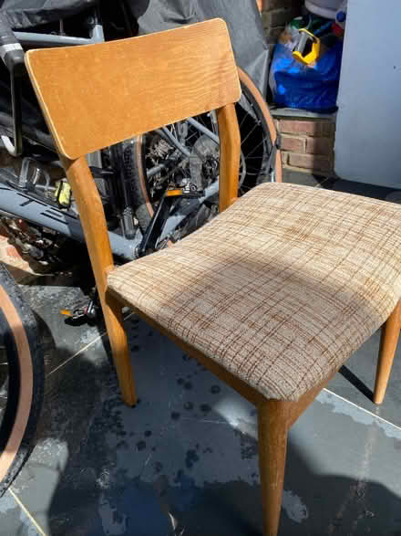 Photo of free 1 chair and 2 unrelated cushions (Temple Street OX4) #1