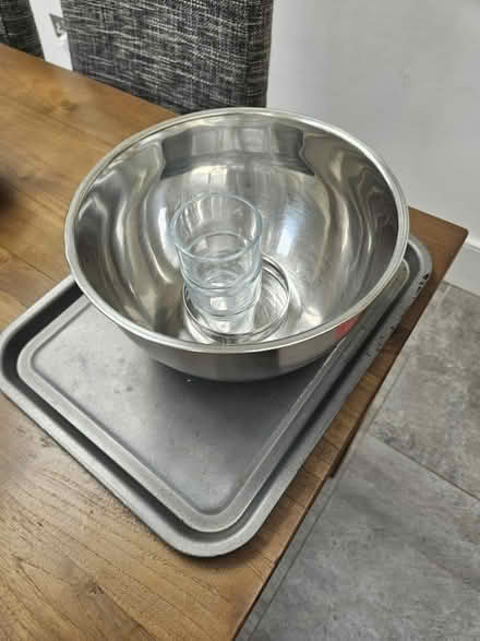 Photo of free Mixing bowl, oven tray, 2 glasses (37 kingsway SW14) #1