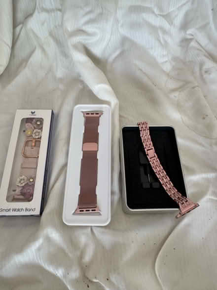 Photo of free Apple Watch straps (In Reston off of Lawyers Road) #1