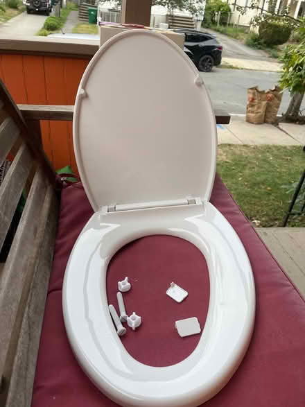 Photo of free Oblong toilet seat (75 Jerome St W.Medford) #1