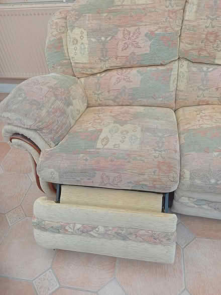 Photo of free 2 seater (manual) recliner sofa (Bwlchgwyn/Gwynfryn - Wrexham) #2